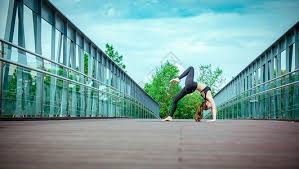 MLB》遭强袭球爆头倒地吓坏全场 运动家胜投王脸部骨折将开刀