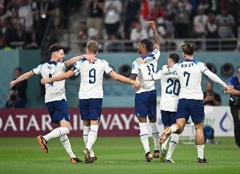科比-怀特35+5蒙克34+5 公牛客场战胜国王